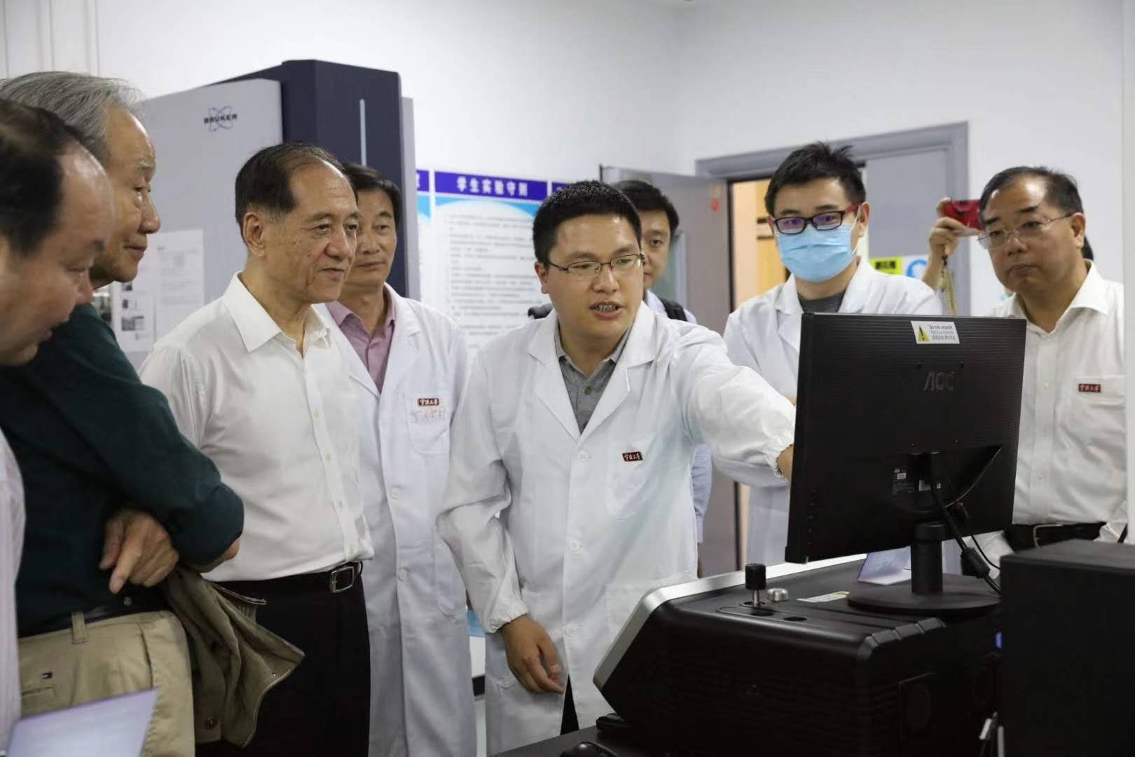 全國政協(xié)副主席、九三學(xué)社中央主席韓啟德先生一行，在寧波市委副書記、市長裘東耀等寧波市委市政府市政協(xié)主要領(lǐng)導(dǎo)同志陪同下，來實驗室參觀我司最新研發(fā)的兩款便攜式質(zhì)譜儀。  ?